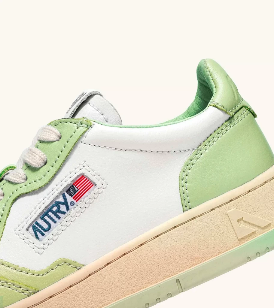 AUTRY Medalist Low Top Sneakers in White and Green Two-Tone Leather - Classic Retro Tennis Shoes